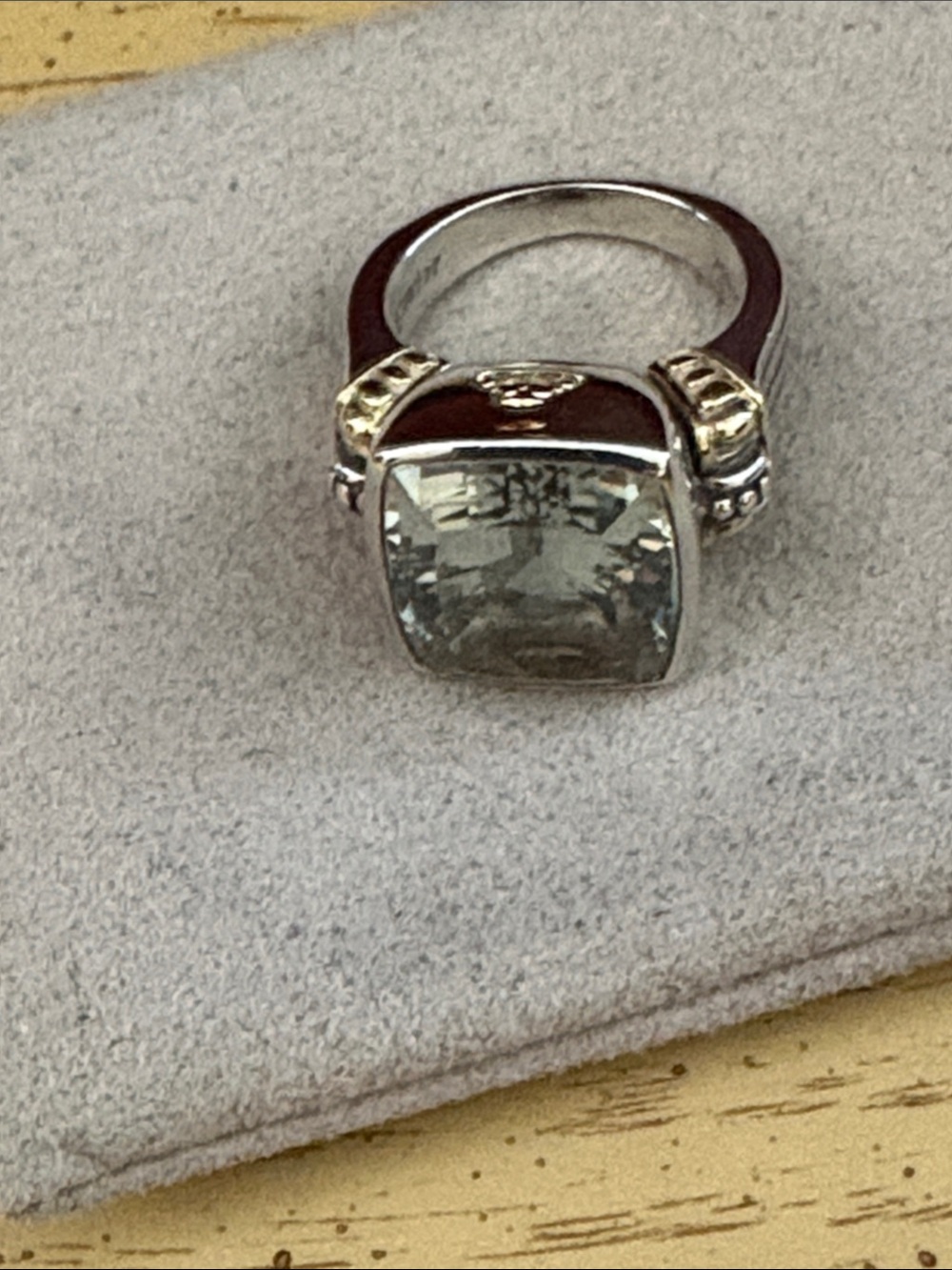 Lagos Ring with light Green Square Gemstone - Picture 7 of 8